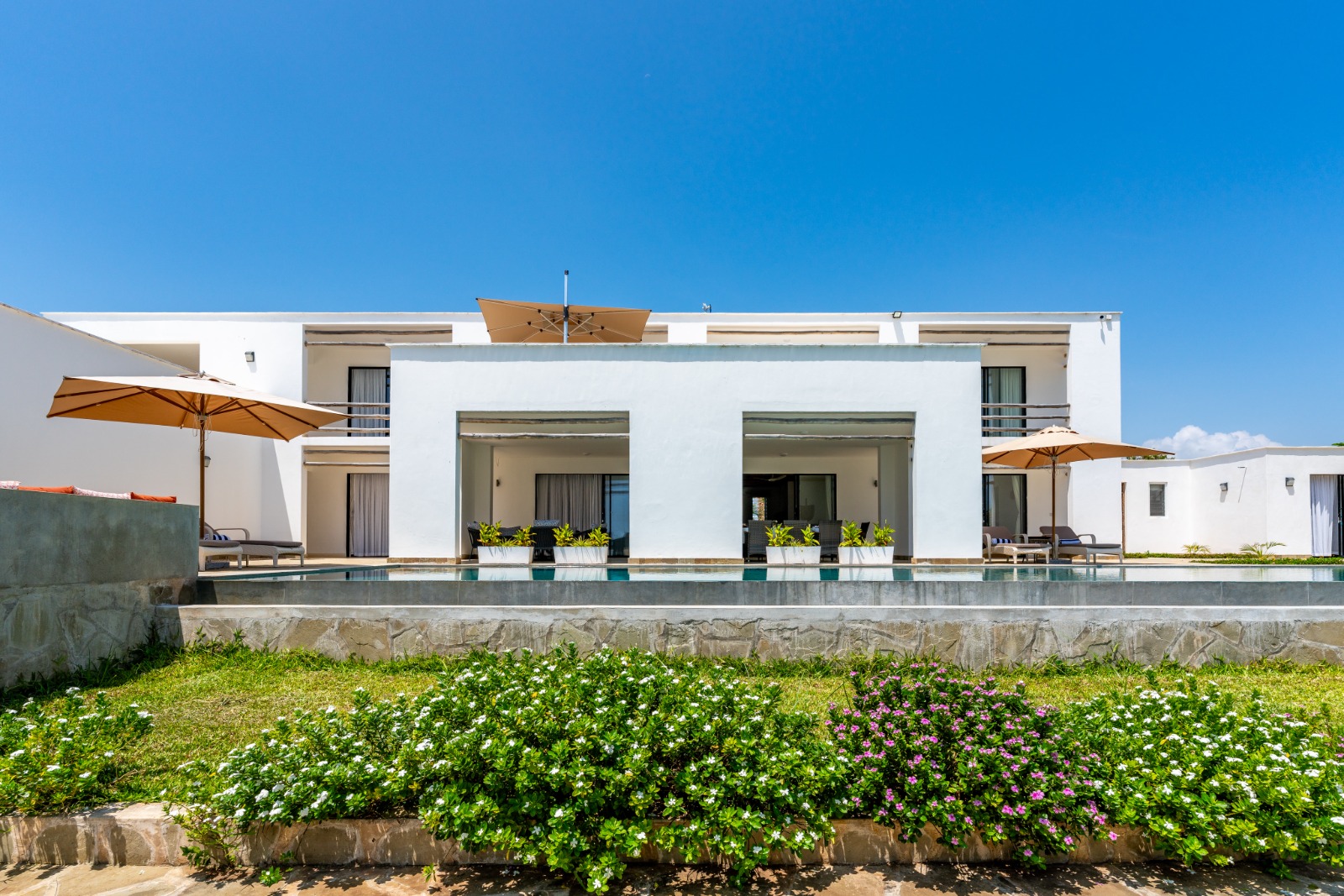 Casa Blanca Villa exterior and pool